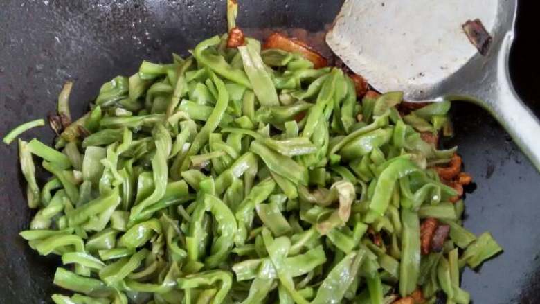 香菇苔干肉丝,倒入苔干继续翻炒，锅干可以加少许水