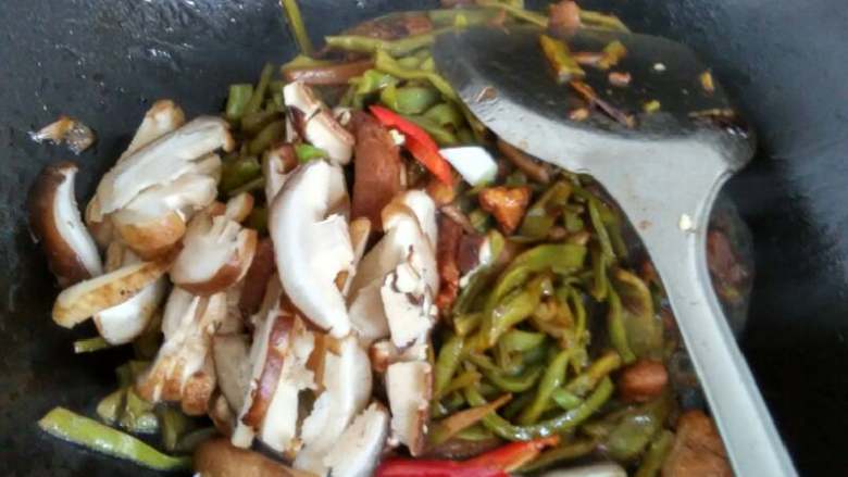 香菇苔干肉丝,数分钟后倒入香菇，放盐，继续炒 ，锅干可以加少许水