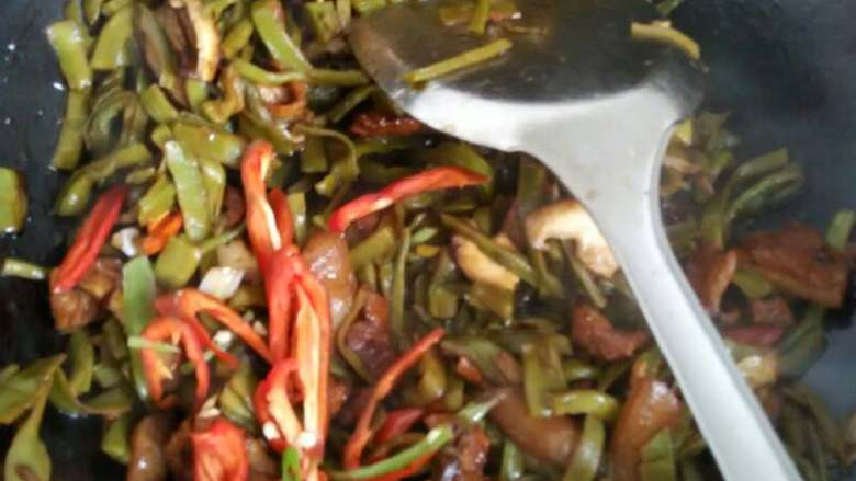 香菇苔干肉丝,最后放<a style='color:red;display:inline-block;' href='/shicai/ 86663'>红辣椒</a>，可以加少许水煮一会，水不要多