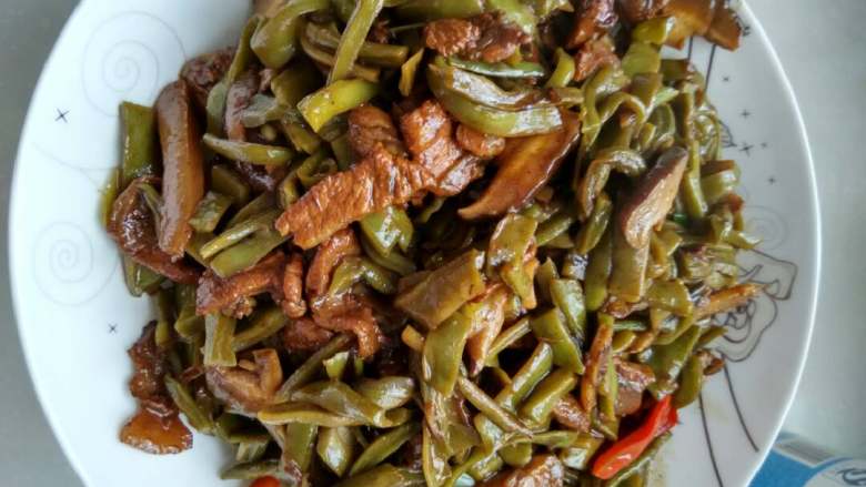 香菇苔干肉丝,老抽放多了，颜色太深，但是味道还是特别不错的，脆脆的嫩嫩的，香😊