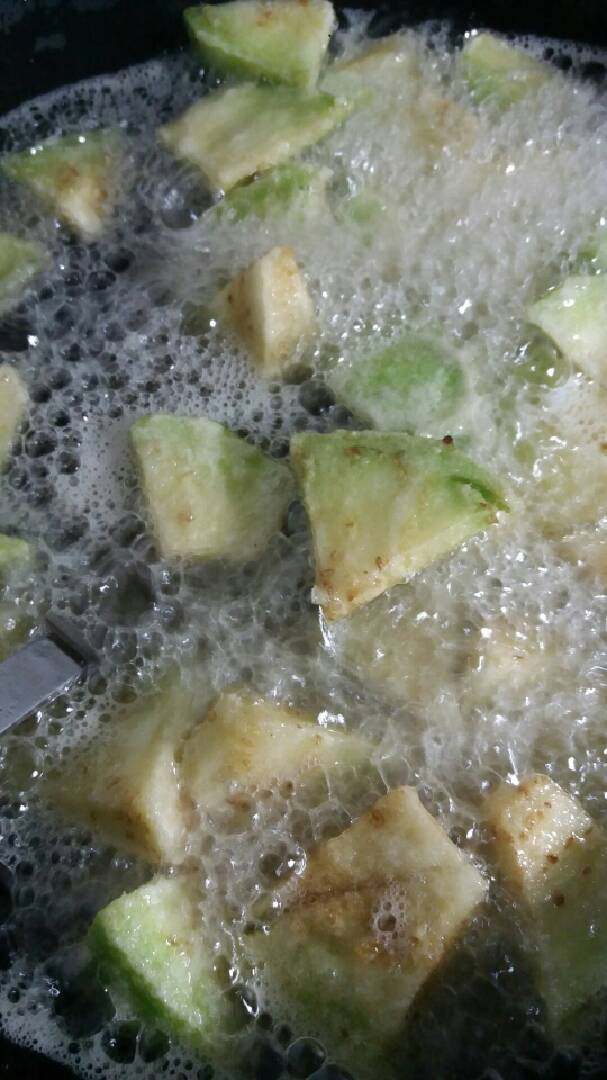 “简易版烧茄子”绅士私房菜,锅内烧热油茄子炸至酥脆捞出