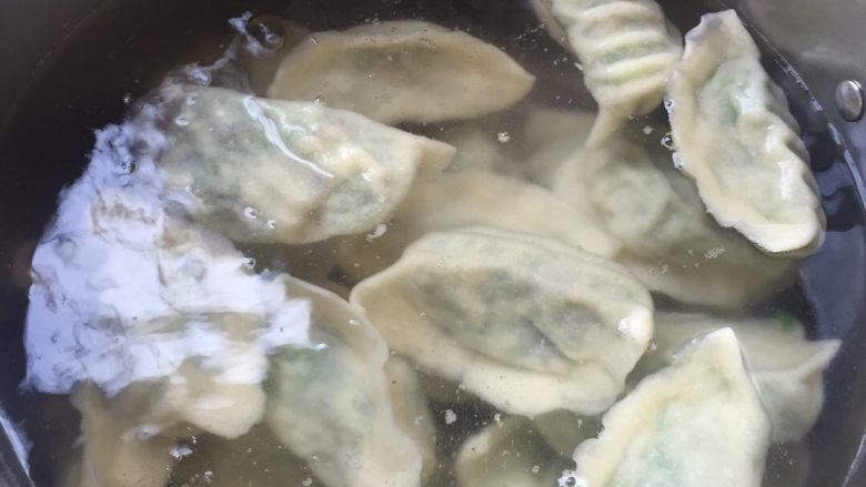 三鲜饺子,在水中加入少许盐,待水沸腾后加入饺子,沸腾后加入一小碗清水,待沸腾再加水,再沸腾,饺子基本已经熟了。