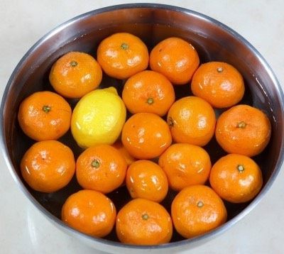 橘子柠檬🍋果酱,准备20个蜜橘一个柠檬🍋放到盆里洗干净,再放到碱水里泡半个小时去污