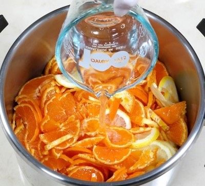 橘子柠檬🍋果酱,把橘子片柠檬片混合在一起放到炖锅里加六杯水
