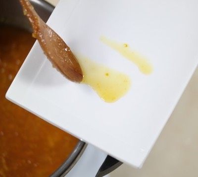 橘子柠檬🍋果酱,糖水煮到粘稠时用小勺子乘一点放在小白板上看看会不会黏在一起。要是不粘就要继续熬。这个步骤很重要!!!