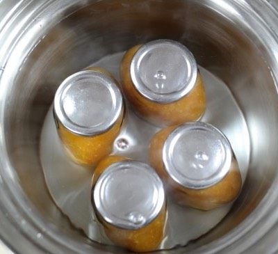 橘子柠檬🍋果酱,盖好盖的果酱放到另一口煮开水的锅里加热。看到瓶子里慢慢的有小气泡上升,知道气泡排尽。这是抽真空。哈哈我也是第一次知道这样抽真空啊