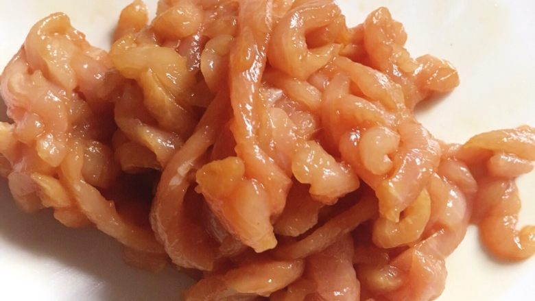 蒜苔肉丝,<a style='color:red;display:inline-block;' href='/shicai/ 4430'>里脊肉</a>切丝，加少许盐，<a style='color:red;display:inline-block;' href='/shicai/ 788'>生抽</a>，红苕粉，水拌匀