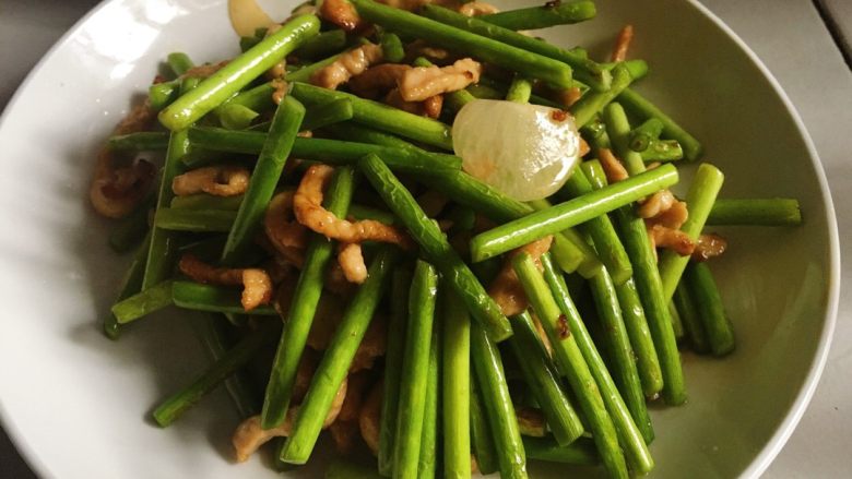 蒜苔肉丝,<a style='color:red;display:inline-block;' href='/shicai/ 146'>蒜苔</a>切成段，锅内热油，放入<a style='color:red;display:inline-block;' href='/shicai/ 2802'>老姜</a>，蒜瓣，放入肉丝，大火至肉丝变色，装盘。
留油，放入<a style='color:red;display:inline-block;' href='/shicai/ 146'>蒜苔</a>，加少许盐，翻炒，最后把肉丝一起翻炒，加入少许<a style='color:red;display:inline-block;' href='/shicai/ 756'>鸡精</a>，装盘即可