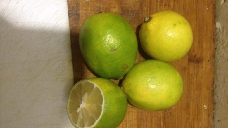 柠檬🍋蜂蜜,柠檬,我选用的是青柠。这个就是个人爱好。黄色的柠檬也可以。把柠檬🍋用盐洗干净。(食用盐)。泡半个小时。