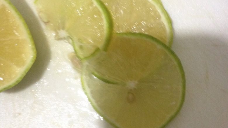 柠檬🍋蜂蜜,柠檬切成薄片。两头去掉不要?要是觉得浪费呢就做菜用吧。