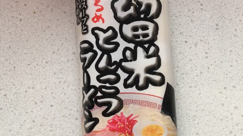 豚骨拉面,锅中加入1L水，放入拉面的调料，加入酱牛肉和小蘑菇