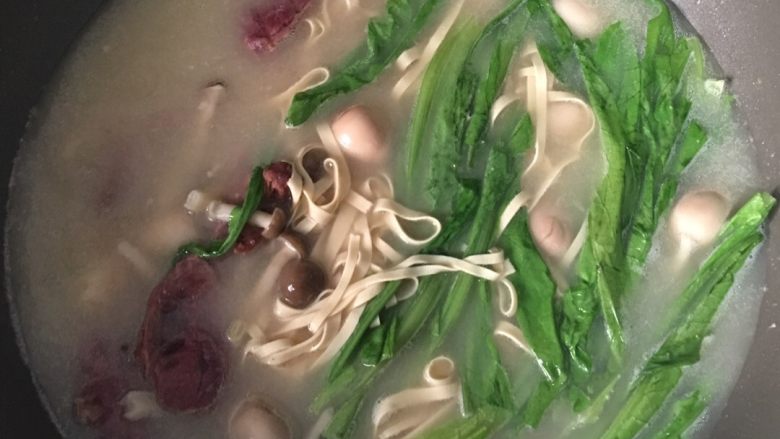 豚骨拉面,水煮开后加入干豆腐、鹌鹑蛋、油麦菜