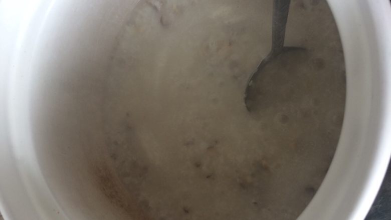香菇滑肉粥,煮至这个状态(今天的粥我水放多了一点),然后下肉末,搅拌到肉末没有结块,小小的一粒一粒的状态就可以了,有葱花的可以放葱花了,然后起锅,放凉就可以食用了