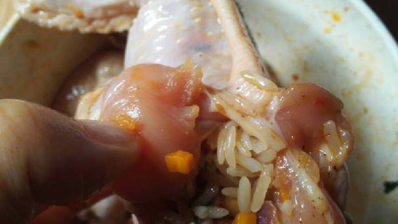 鸡翅包饭,依次把糯米饭塞入鸡翅中(不要把糯米饭塞太满,鸡翅烤后会缩),用牙签封口。