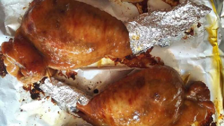 鸡翅包饭,烤箱预热,上下火200℃,入中层烤15 分钟,取出用锡纸把鸡尖包住(防止烤焦),刷上<a style='color:red;display:inline-block;' href='/shicai/ 865'>蜂蜜</a>继续烤10分钟即可。