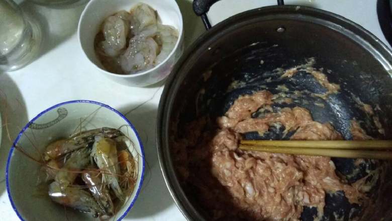 糖醋大虾茄盒,肉馅用盐、胡椒粉、葱姜末、香油、胡椒粉、鲜酱油调馅儿,<a style='color:red;display:inline-block;' href='/shicai/ 296'>大虾</a>去壳去虾线,虾头留下备用