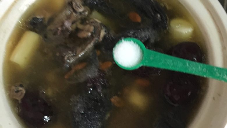 山药乌鸡煲,调入盐,试试口感