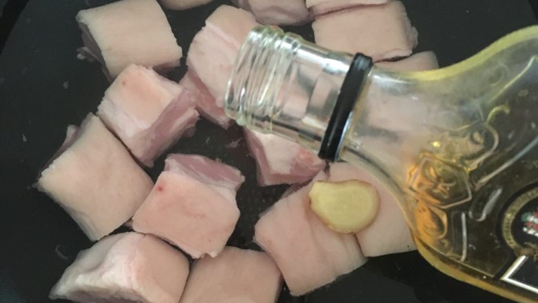 红烧肉,冷水入锅，新鲜猪肉需要焯水，同时下两片<a style='color:red;display:inline-block;' href='/shicai/ 2800'>生姜</a>倒入少许<a style='color:red;display:inline-block;' href='/shicai/ 718'>料酒</a>去腥味，水开后半分钟捞出沥干