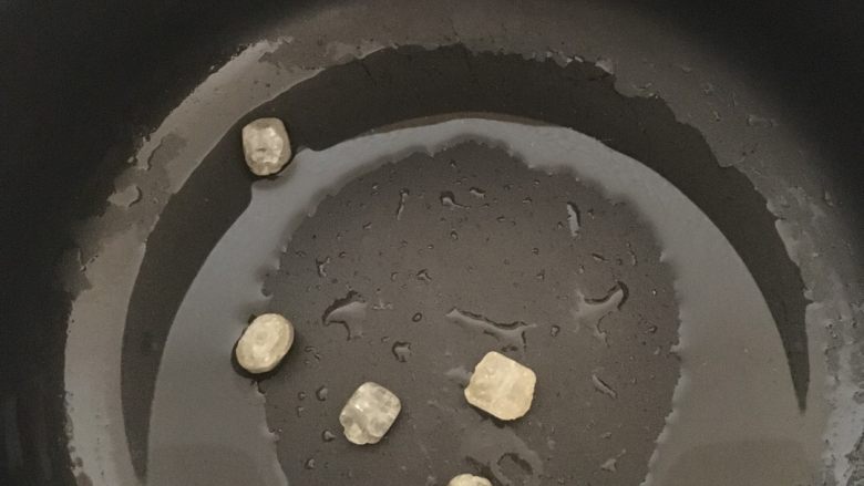 红烧肉,菜籽油少许，凉油下入五颗<a style='color:red;display:inline-block;' href='/shicai/ 866'>冰糖</a>，小火慢慢加热熬化<a style='color:red;display:inline-block;' href='/shicai/ 866'>冰糖</a>，准备炒糖色