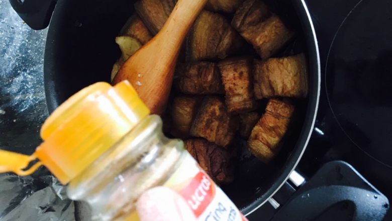 红烧肉,加入适量<a style='color:red;display:inline-block;' href='/shicai/ 744'>五香粉</a>，事先准备的<a style='color:red;display:inline-block;' href='/shicai/ 695'>八角</a><a style='color:red;display:inline-block;' href='/shicai/ 710'>桂皮</a>