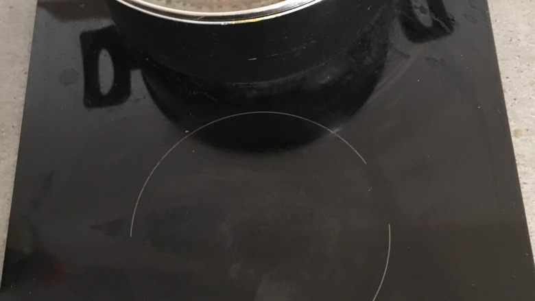 红烧肉,加水没过五花肉，中小火慢炖一个半小时