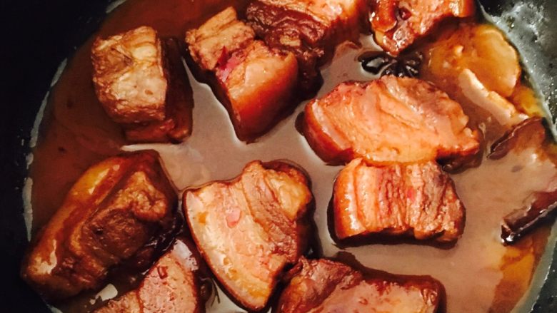 红烧肉,汤汁快收干时，关火