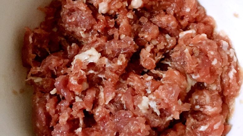 水晶虾饺,猪肉洗净剁成肉泥,加料酒,生抽,<a style='color:red;display:inline-block;' href='/shicai/ 17'>蛋清</a>,盐,白糖,香芝麻油顺着一个方向搅拌上劲。