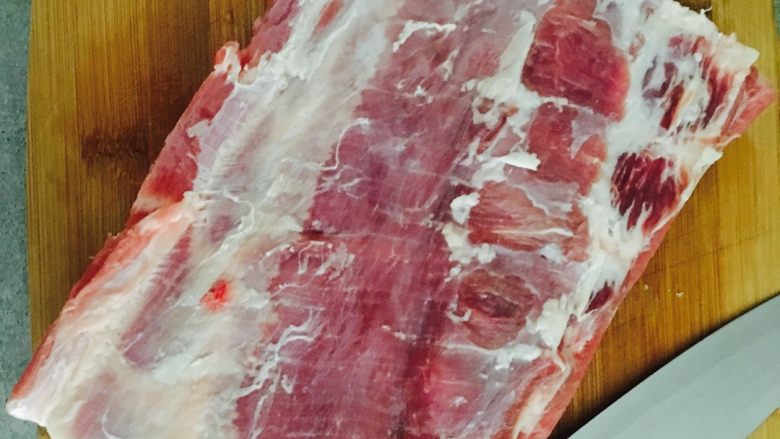 红烧肉,<a style='color:red;display:inline-block;' href='/shicai/ 35949'>带皮五花肉</a>洗净