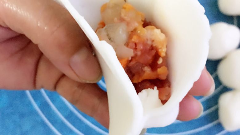 水晶虾饺,放入馅料,包成饺子形状,具体形状根据自己喜好都可以哈,由于淀粉和的皮没有弹性,容易断裂,所以为了减轻难度我就直接包了普通的饺子形状,虽然不太漂亮,但是容易包,不容易破皮。
