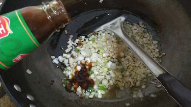 蛋炒馍花,锅里放油小火炒出葱蒜味,倒点耗油,喜欢吃辣的再放点辣椒粉