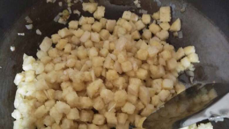 蛋炒馍花,倒入拌好的馍花用中火翻炒,炒至其变成金黄色就可以出锅啦