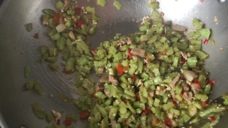 咸蛋白炒苦瓜,炒熟后，倒入生抽，至匀。加入少许油至匀，起锅