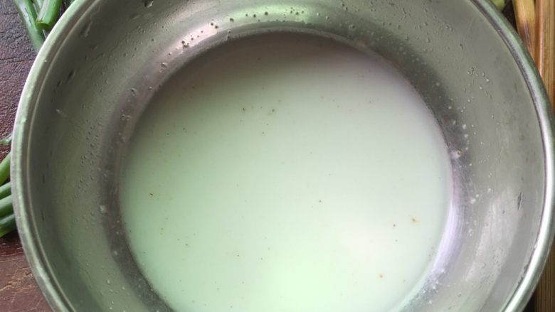 香焖鸡中翅,这是勾芡(生粉加少量水搅拌)