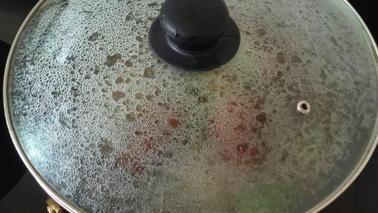 香焖鸡中翅,收水时不断搅拌 即可起锅!