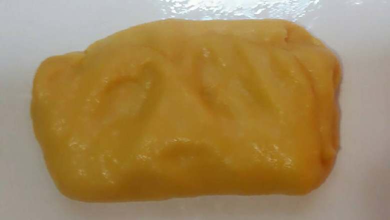 南瓜冰皮水果月饼+#中秋食饼记#,搓揉案板上抹点食用油,冰皮放案板上揉几下。