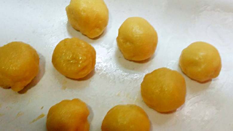 南瓜冰皮水果月饼+#中秋食饼记#,像做包子一样封口朝下搓圆,依次全部做好。