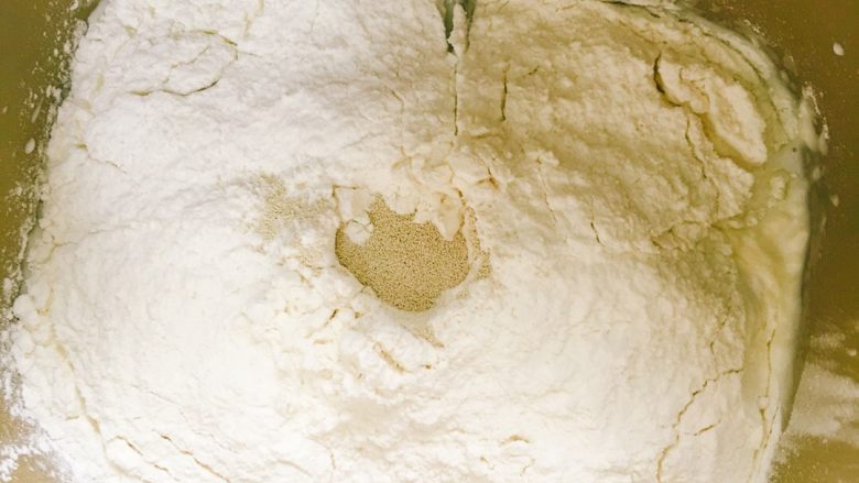 像棉花糖一样柔软的牛奶吐司,将除了<a style='color:red;display:inline-block;' href='/shicai/ 887'>黄油</a>和<a style='color:red;display:inline-block;' href='/shicai/ 59311'>鸡蛋液</a>以外的材料依次倒入面包机桶内，依次是<a style='color:red;display:inline-block;' href='/shicai/ 148214'>冰牛奶</a>、盐、<a style='color:red;display:inline-block;' href='/shicai/ 870'>赤砂糖</a>（各放一角）、<a style='color:red;display:inline-block;' href='/shicai/ 550'>高筋面粉</a>、干<a style='color:red;display:inline-block;' href='/shicai/ 731'>酵母</a>，启动和面程序，15分钟左右。