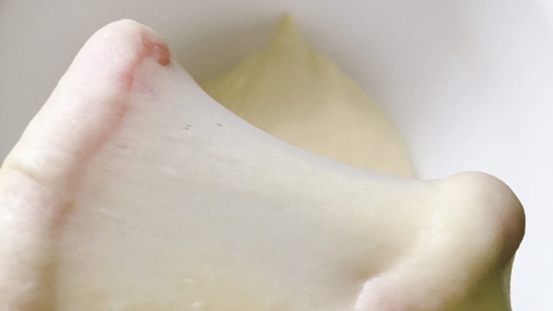 像棉花糖一样柔软的牛奶吐司,手揉均匀之后，随便取出一小块面团就可以轻轻松松拉出手套膜啊！