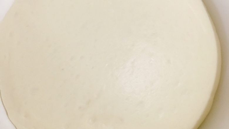 像棉花糖一样柔软的牛奶吐司,发酵好的面团，取出排气！