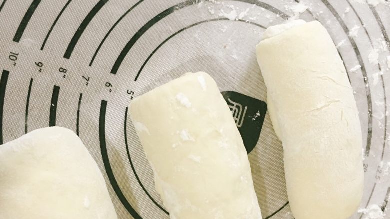 像棉花糖一样柔软的牛奶吐司,三个面团依次擀成长舌状，从上往下卷起来，再次醒发一刻钟左右！