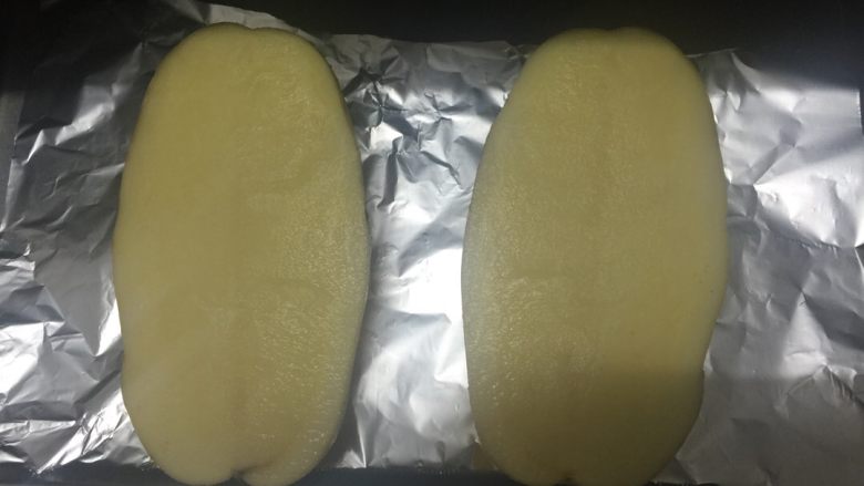 土豆鸡蛋盅,然后放进烤箱里面,上下火200度烤30分钟。