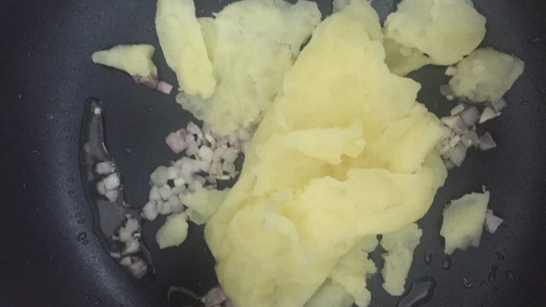 土豆鸡蛋盅,等洋葱烧软以后,把压好的土豆泥倒进锅里面。