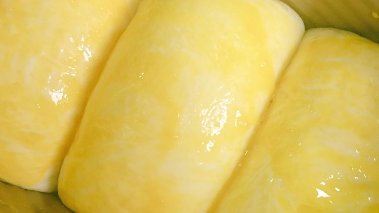 像棉花糖一样柔软的牛奶吐司,第二次发酵完成之后，在表皮涂上一层鸡蛋液。烤箱预热，中下层，上火180度下火170度烤40分钟。上色之后包锡纸，我是大概烤了一半的时候包的锡纸！