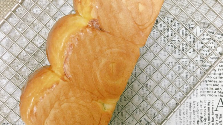 像棉花糖一样柔软的牛奶吐司,成品出来了，超级柔软，是我做过最好吃的牛奶吐司了，而且颜色也非常好看。