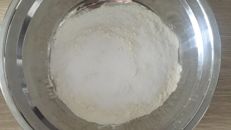 四叶草牛奶鸡蛋饼,先把面粉,糖粉倒进盆中搅拌均匀。