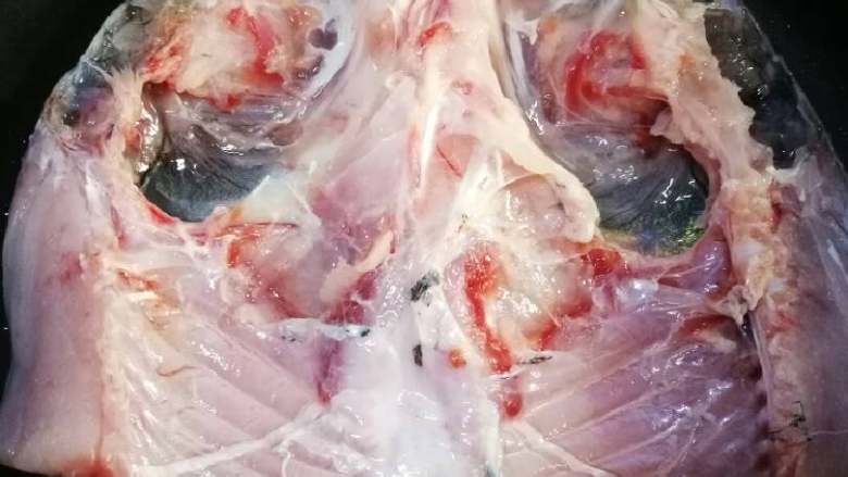 糟泥鱼头豆腐汤,鱼头买回后清洗干净。
