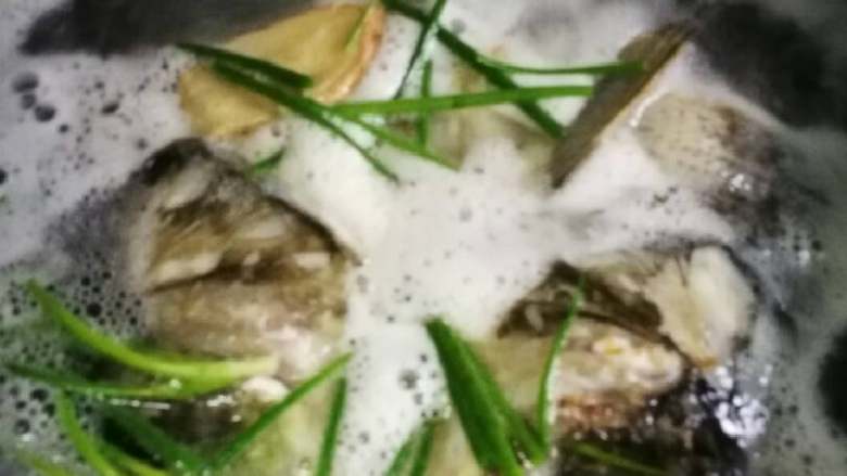 糟泥鱼头豆腐汤,大火煮开后继续煮,直到汤浓变白。