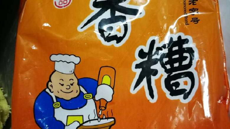 糟泥鱼头豆腐汤,接下来准备糟泥,一定要用糟泥(某宝有售,很便宜500克一袋,做鱼汤只要一点点就够了)
