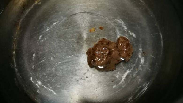 糟泥鱼头豆腐汤,用一个小奶锅,水量没有讲究,多少都可以,糟泥大概取5到7克之间吧,问我没称量,做了好几次,凭感觉基本差不离的,宁可少放不能多加,多加会有苦味的。