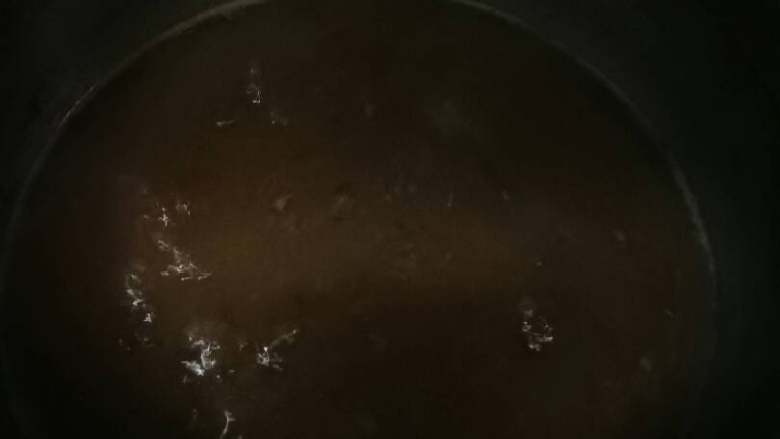 糟泥鱼头豆腐汤,我大概加了一小碗水量,然后煮开,用筷子搅拌下就可以关火了。